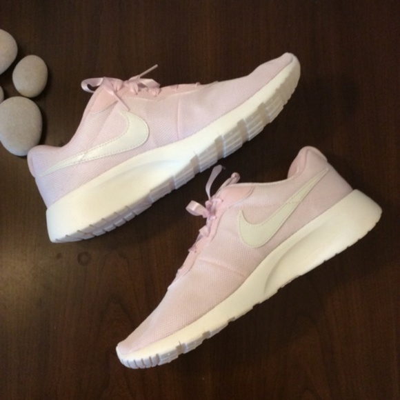 nike tanjun light pink